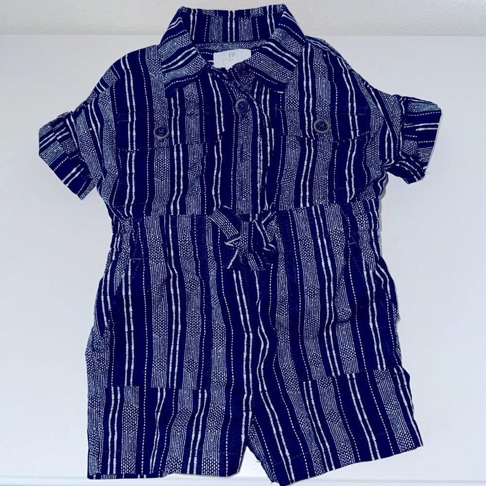 Banana Republic baby romper. Size 12-18. 100% cotton.